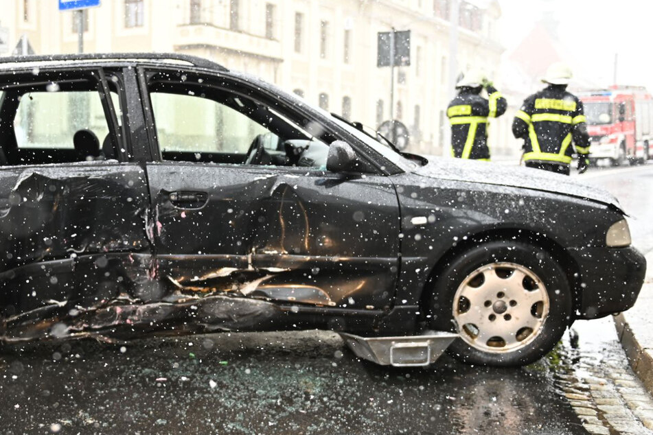 Audi-Fahrer baut auf Verfolgungsjagd Unfall mit mehreren Verletzten: Zeugenaufruf!