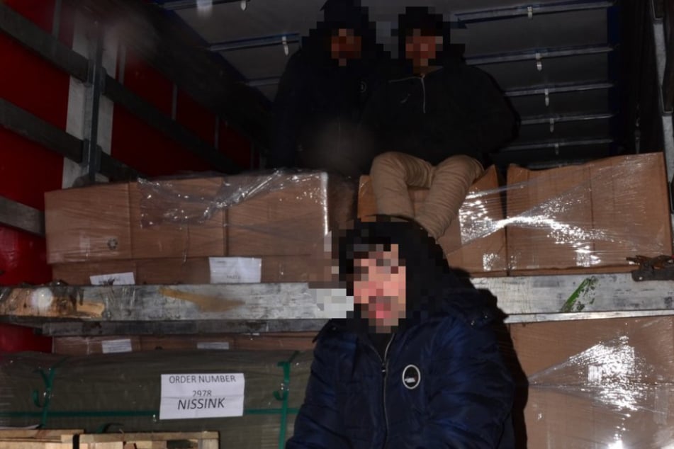 Drei afghanische Staatsangehörige wurden auf der Ladefläche entdeckt.