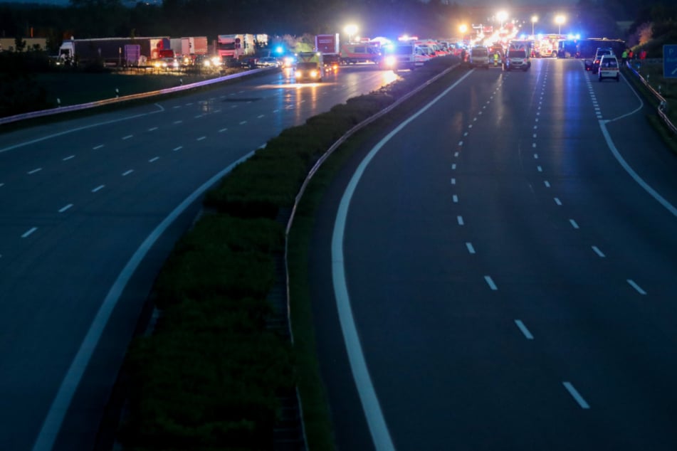 Bei einem Unfall auf der A81 sind sechs Menschen verletzt worden. (Symbolbild)