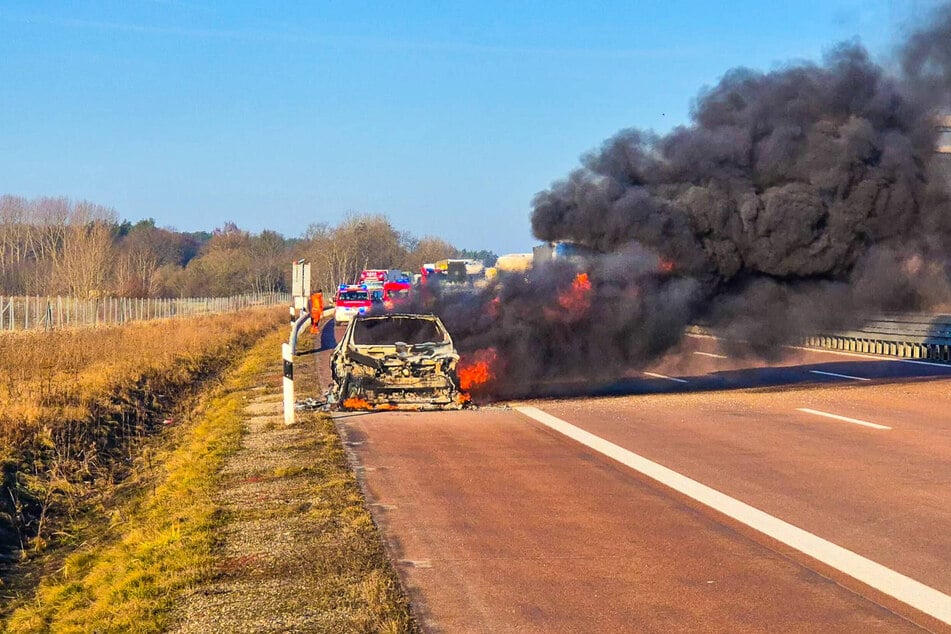 Der Fahrer konnte sein Auto rechtzeitig verlassen und blieb unverletzt.