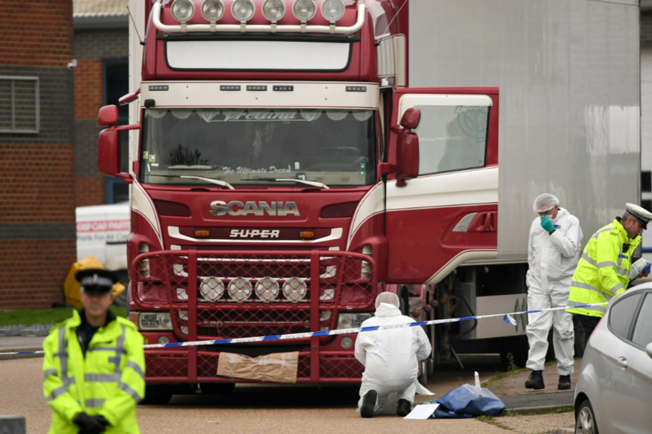 Polizisten und Mitarbeiter der Spurensicherung arbeiten an dem Lkw, in dem 39 Leichen gefunden wurden.