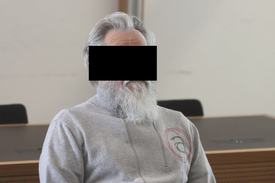 Claus T. (76) sitzt seit Montag im Landgericht Dresden auf der Anklagebank.