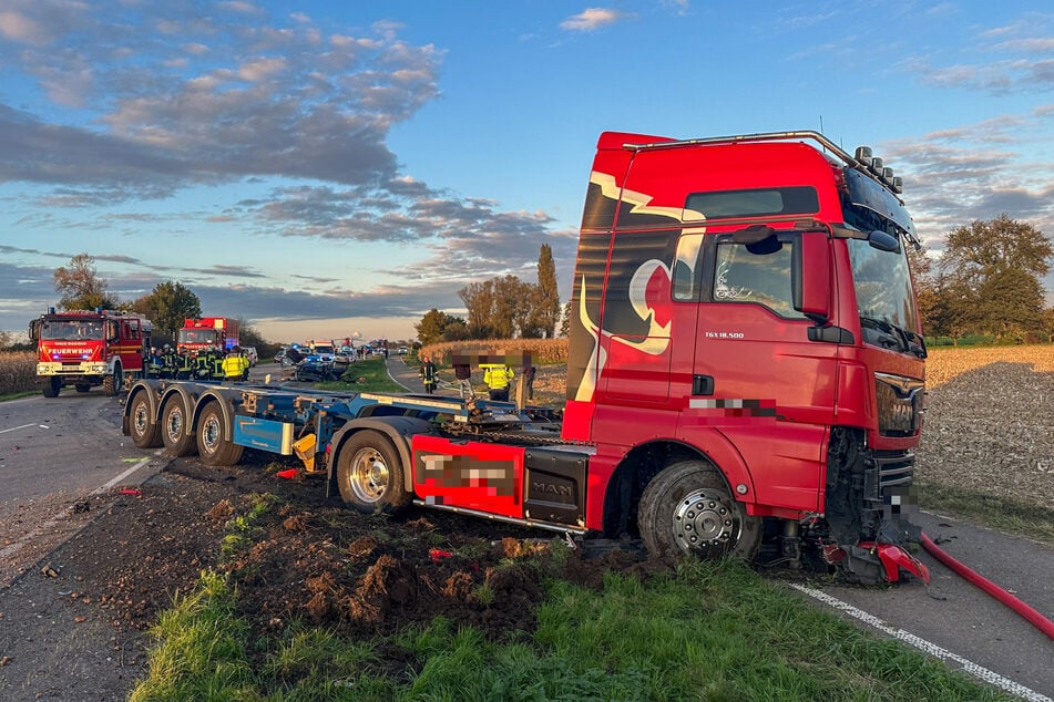 Der Lkw landete nach dem Zusammenprall im Straßengraben neben einem angrenzenden Acker.