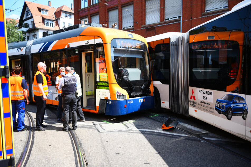 Bus und Straßenbahn krachen in Heidelberg zusammen: Insassen verletzt