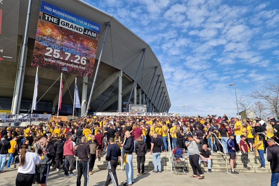 Die Fans am K-Block. Am Eingang wird eine Choreo angekündigt.