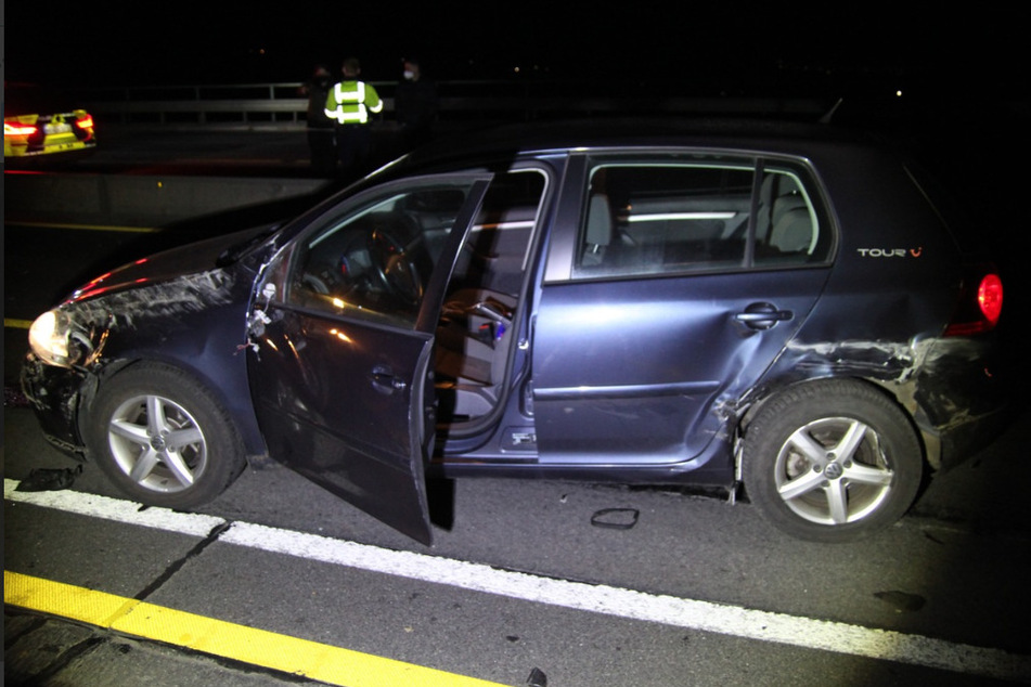 Der VW Golf wurde durch den Unfall an der Seite beschädigt.