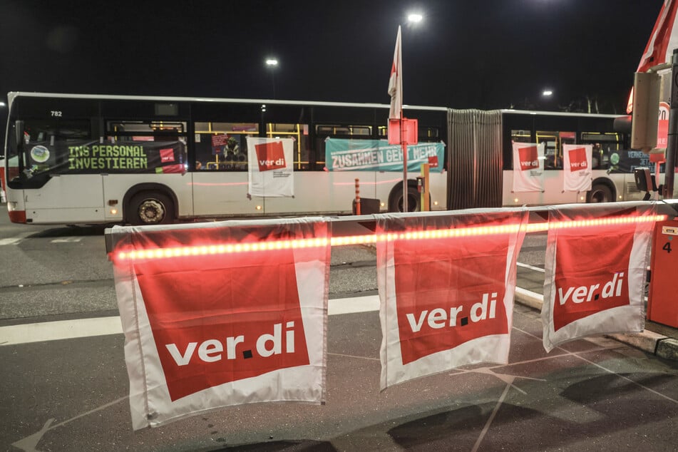 Busse der Kölner Verkehrsbetriebe KVB stehen im Depot. Die Gewerkschaft Verdi hat zum Streik aufgerufen.