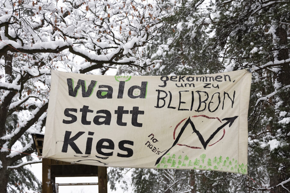 Die Klimaaktivisten im besetzten "Heibo" fordern "Wald statt Kies". Bei ihrem Protest erhalten sie dabei weiteren Zuspruch seitens der Dresdner Piratenpartei.