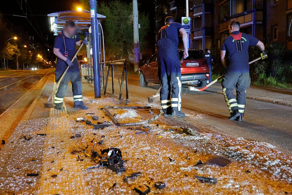 Die Feuerwehr musste das Geländer teilweise abmontieren.