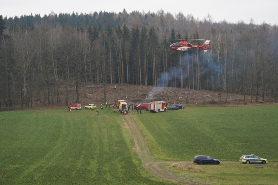 Der Rettungshubschrauber trifft am Unglücksort ein.