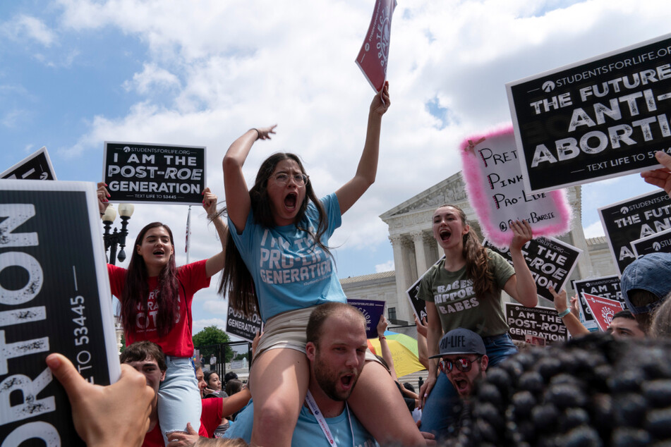 Der Oberste Gerichtshof hat den verfassungsrechtlichen Schutz der Abtreibung aufgehoben, der fast 50 Jahre lang galt. Daraufhin formten sich zahlreiche Proteste.