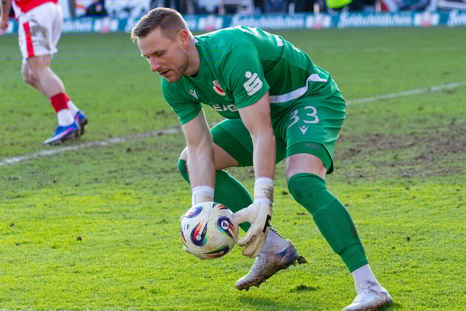 Marius Funk (30) ist Stammkeeper beim FC Energie Cottbus und hatte die Elfmeter-Schützen mit zahlreichen Vorlieben auf einem Zettel stehen.