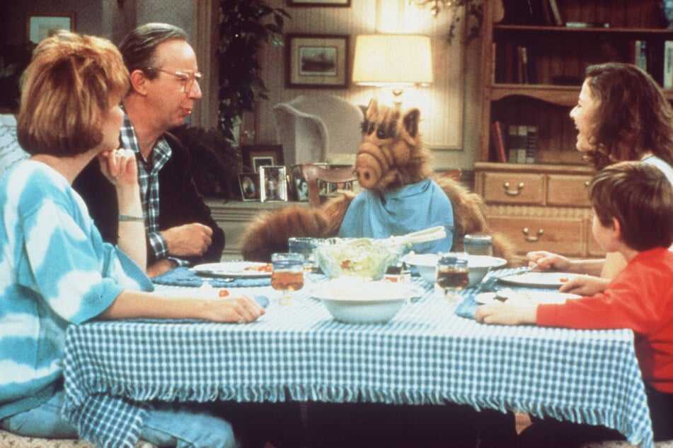 Benji Gregory (†46, rechts vorn) und seine Familie sitzen mit Kultfigur "Alf" am Abendbrottisch.
