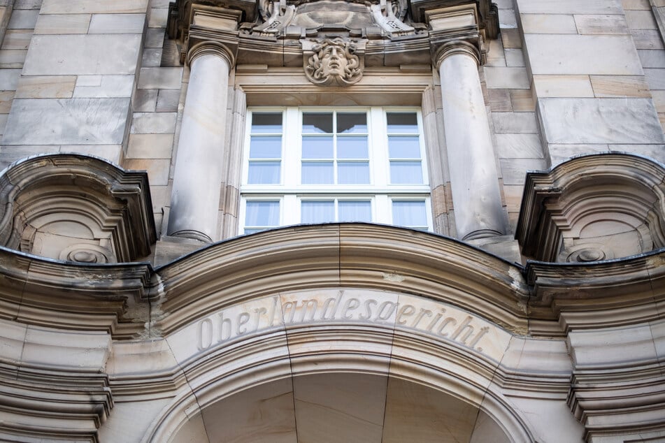 Das Düsseldorfer Oberlandesgericht verurteilte den 20-Jährigen wegen Sich-Bereit-Erklärens zum Mord. Ein IS-Terrorist sei er aber nicht. (Symbolbild)