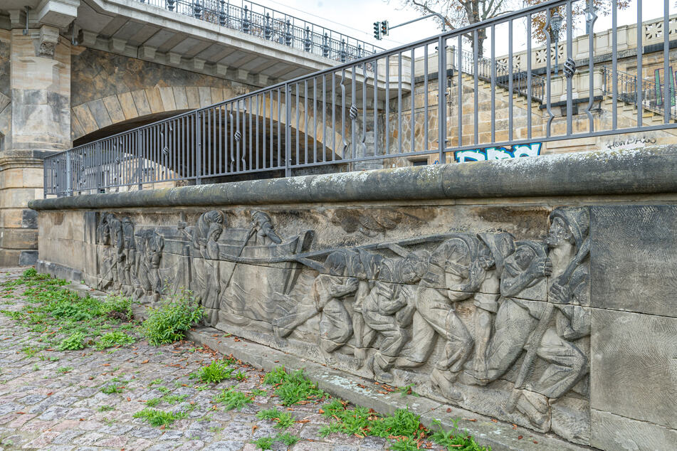 Ein Relief an der Albertbrücke aus dem Jahr 1938 erinnert an die "Schiffszieher".