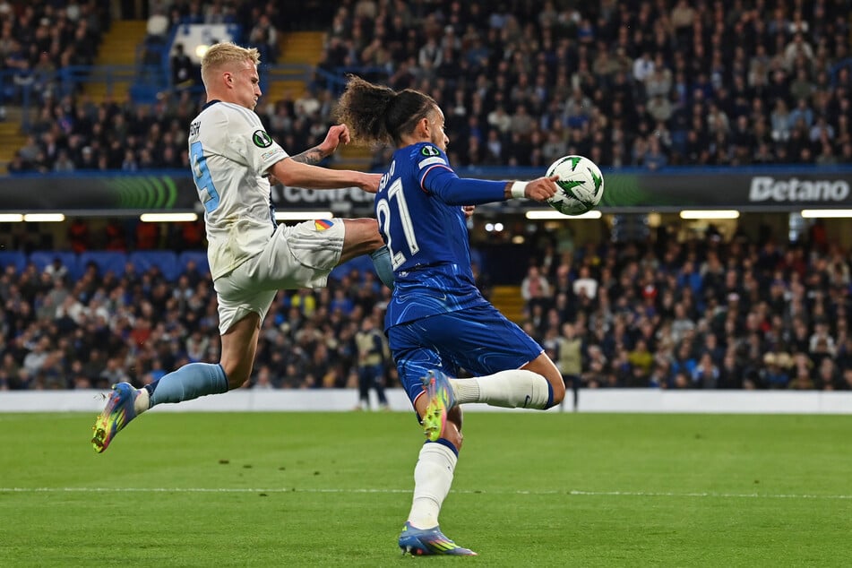 Viktor Bergh (26, l.) verteidigte noch im Mai für Djurgårdens gegen Chelsea und 30-Millionen-Mann Malo Gusto (22).