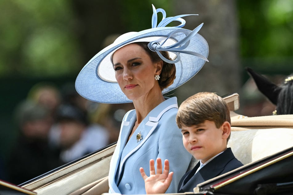 Prinzessin Kate warf den Demonstranten einen wütenden Blick zu, als sie mit ihren Kindern die berühmte Straße "The Mall" entlangfuhr.