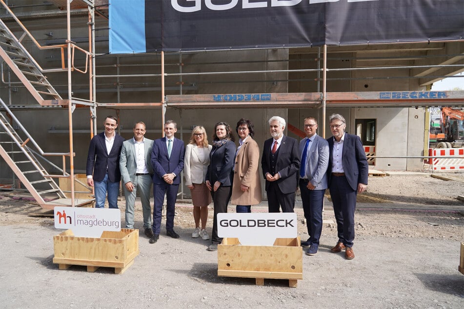 Zum Richtfest waren unter anderem Oberbürgermeisterin Simone Borris (63, 4. v.l.) und SPD-Politiker Armin Willingmann (63, 3. v.r.).