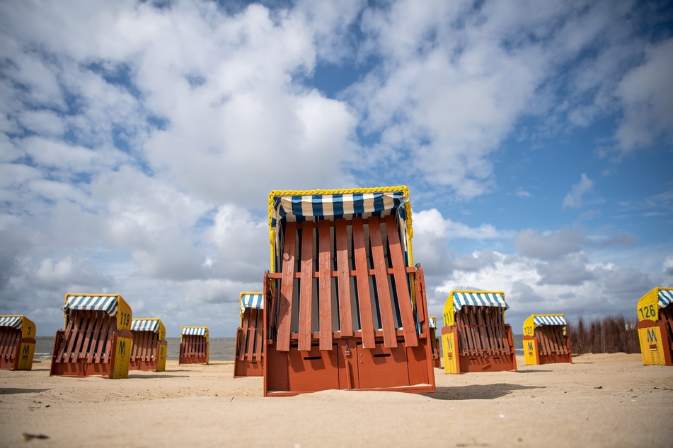 Abgeschlossene Strandkörbe stehen am Strand. Jetzt werden sie wieder freigegeben.