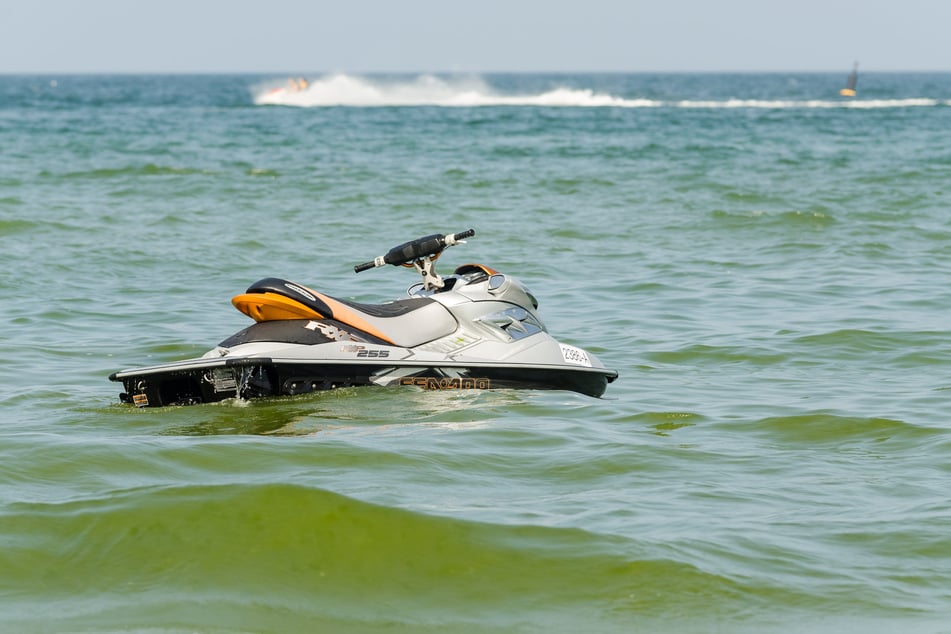 Die Einsatzkräfte entdeckten den verlassenen Jetski auf dem Wasser - von dem 53-Jährigen fehlte jedoch jede Spur. (Symbolfoto)