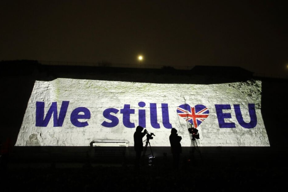 "We Still Love EU" ist an eine Wand projiziert. Mehr als dreieinhalb Jahre nach dem Brexit-Referendum ist Großbritannien ab dem 31.01.2020 (24 Uhr MEZ) kein Mitglied der Europäischen Union mehr.