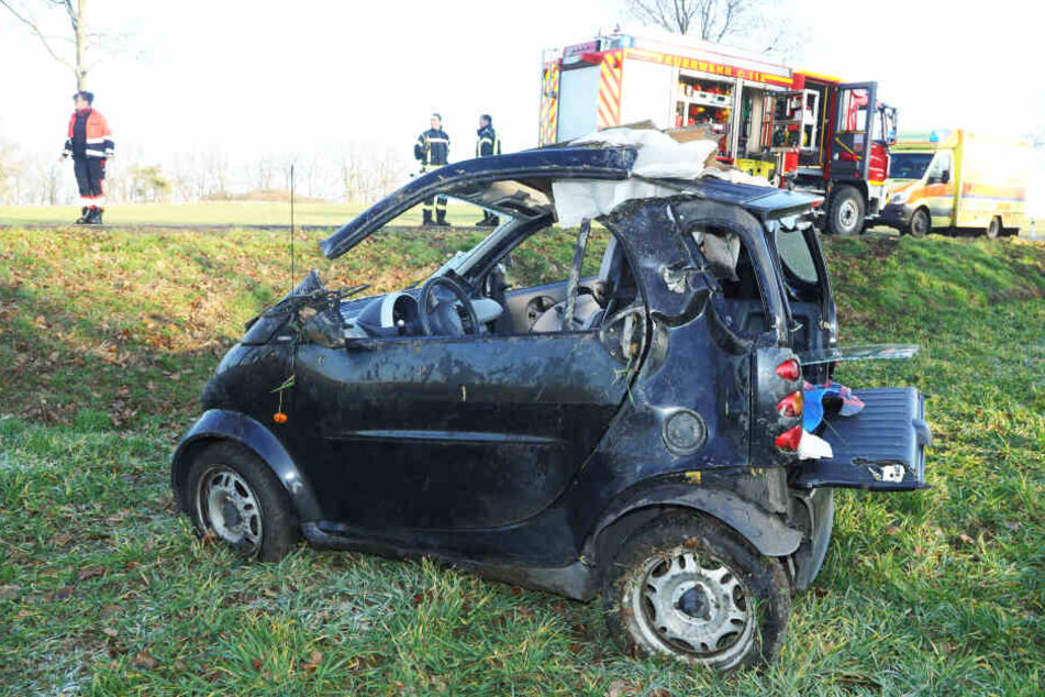 Der Smart erlitt bei dem Unfall einen Totalschaden.