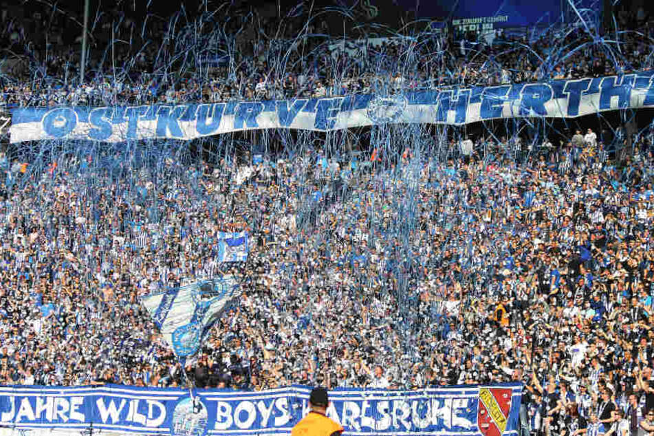 Hertha BSC spielt traditionell in blau-weiß-gestreiften Trikots.