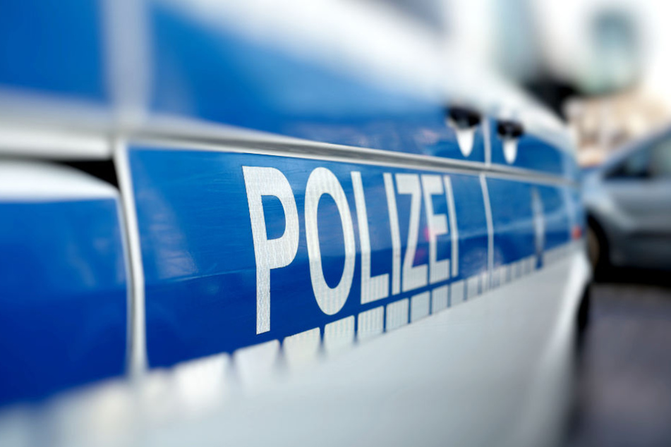 Die Polizei fahndet nach zwei Männern, die eine Frau in Rostock sexuell missbraucht haben sollen.