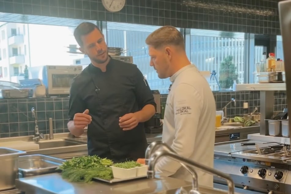 Kandidat Wolfgang (39, l.) versucht bei "Mein Lokal, dein Lokal" Starkoch Robin Pietsch (36, r.) mit seinem Konzept zu überzeugen.