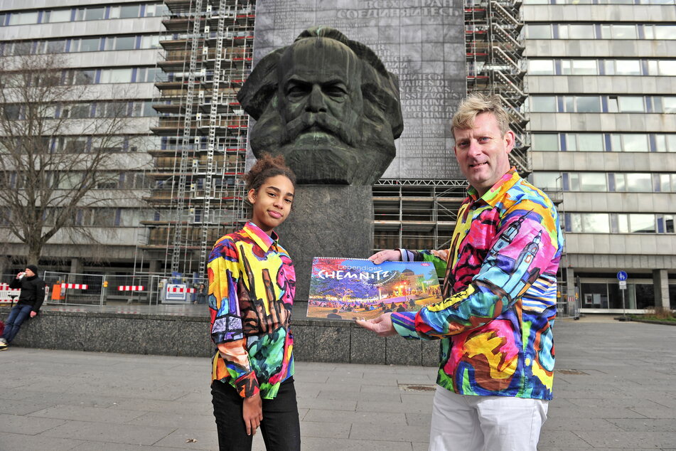 Hemden-Designer René König (50) bringt Farbe in die Kulturhauptstadt - mit Wahrzeichen zum Anziehen. Tochter Nayara (12) trägt sie als Bluse.