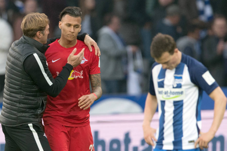 RB-Trainer Ralph Hasenhüttl (l.) freute sich mit seinem damaligen Stürmer Davie Selke über dessen zwei Tore in Berlin.