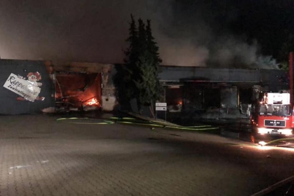 Die komplette Lagerhalle brannte nieder.