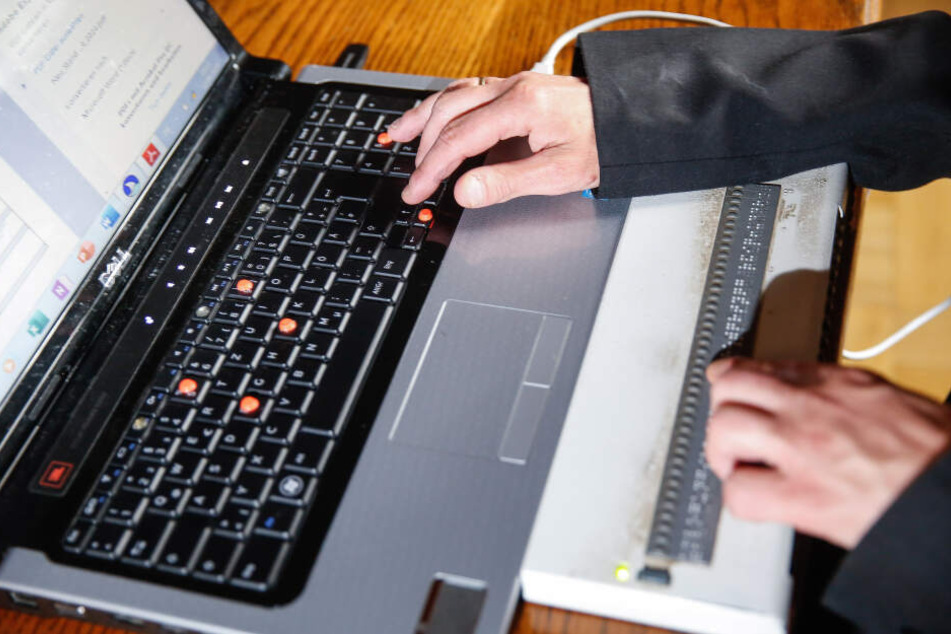 Technische Hilfsmittel unterstützen den dreifachen Vater bei seiner Arbeit als Stadtrat. Deshalb hat er seinen Laptop immer dabei.
