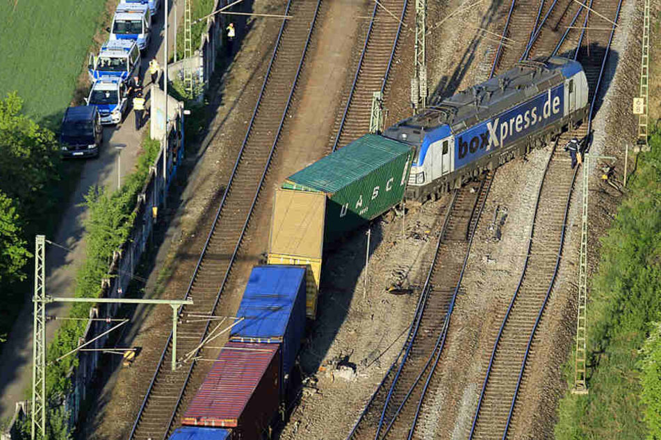 Der verunglückte Güterzug steht quer auf den Gleisen des Umschlagbahnhofs München-Riem.
