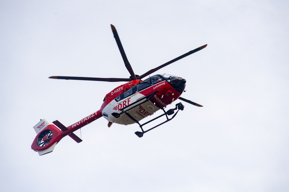 Das Kleinkind, über dessen Alter aus Persönlichkeitsgründen keine Angaben gemacht wurde, musste per Helikopter abtransportiert werden. (Symbolbild)