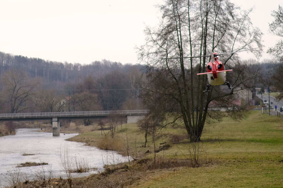 Ein Rettungshubschrauber brachte den Mann ins Krankenhaus.