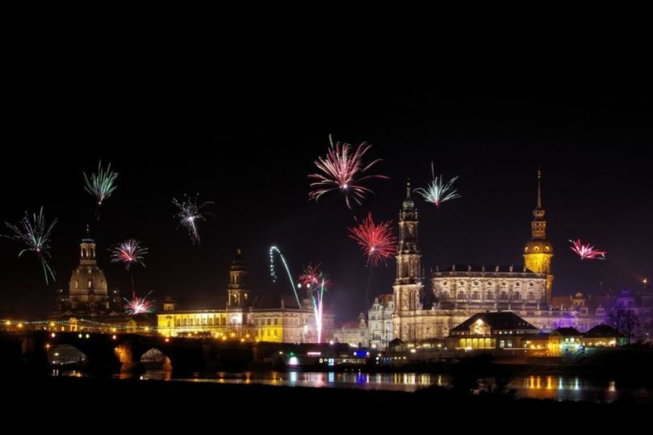 Obwohl es stark bewölkt sein wird, hofft man wie hier in Dresden auf den sich erhellenden Himmel.
