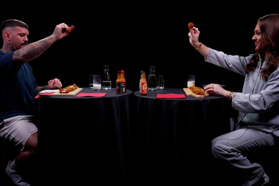 Riccardo Simonetti (32, r.) und "Hot Ones"-Host Comedian Mariano Vivenzio (34) sprachen in Berlin miteinander, während sie scharfe Soßen aßen.