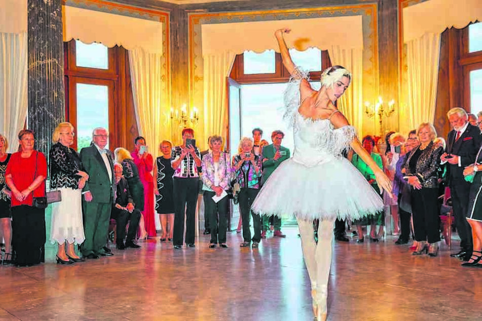 Als Hommage an seine erste Kundenreise nach Dresden tanzt eine Ballerina der Semperoper.