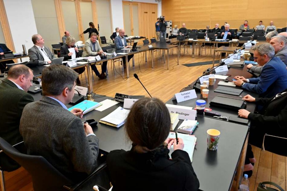 Mitglieder des Untersuchungsausschusses zur sogenannten Rocker-Affäre tagen im Landeshaus.