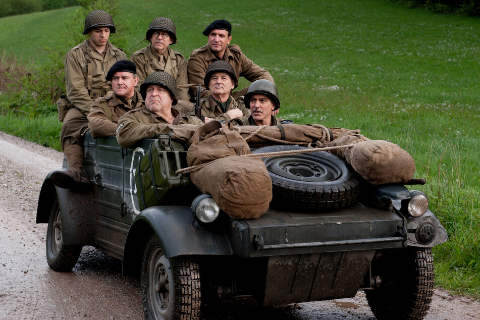 Monuments Men – Ungewöhnliche Helden: Unter anderem John Goodman (vorne links), Bill Murray (mitte) und George Clooney (rechts) spielen in dem Film mit.