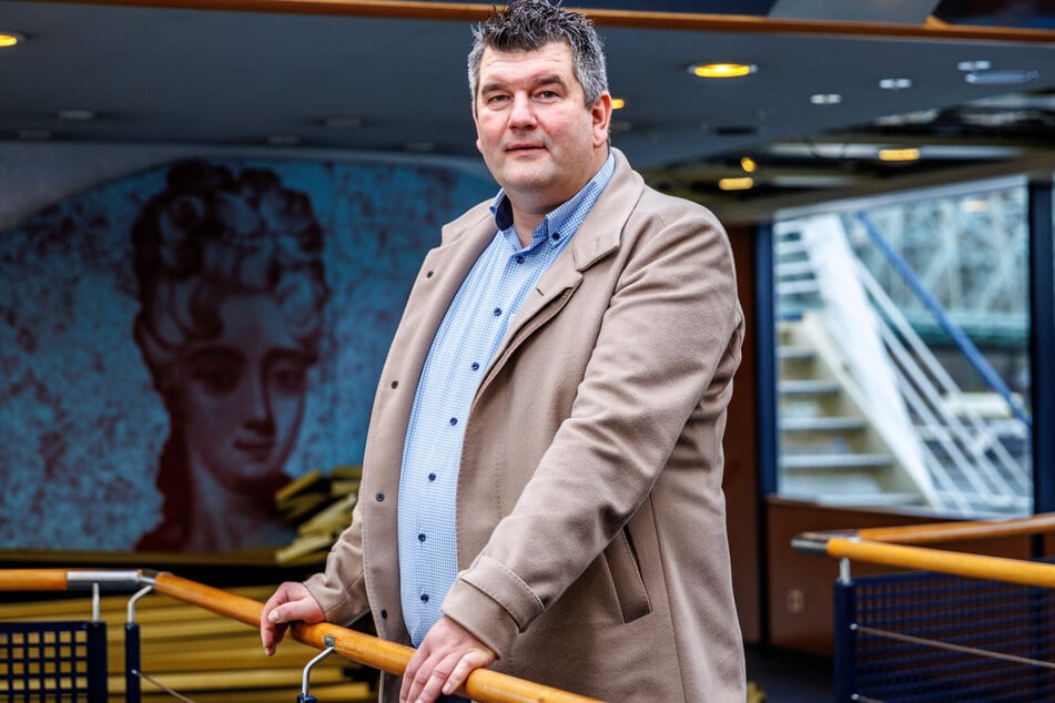 Flottenchef Stefan Bloch (46) freut sich über die weithin sichtbare Marke an den Dampfern.