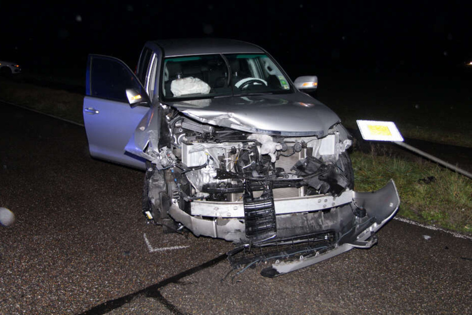 Die Autos stießen frontal zusammen.