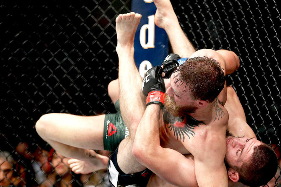 Mit Haken und Ösen wird bei Mixed-Martial-Arts Kämpfen gefightet. So auch zwischen Khabib Nurmagomedov (unten) und Conor McGregor.