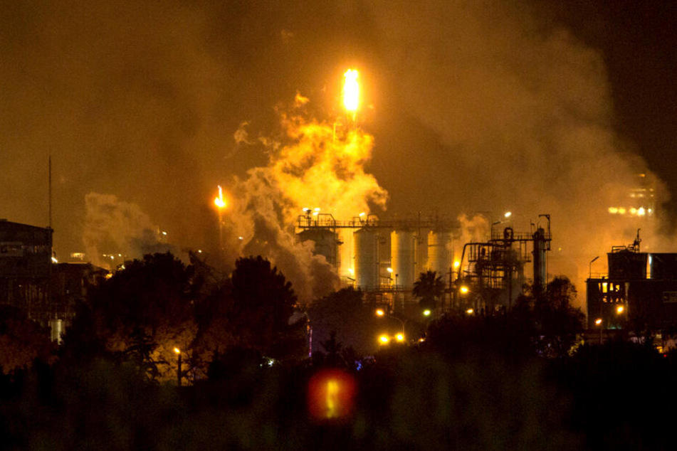 Rauch steigt nach einer Explosion in einem Chemiepark in der Nähe der nordostspanischen Hafenstadt Tarragona auf.