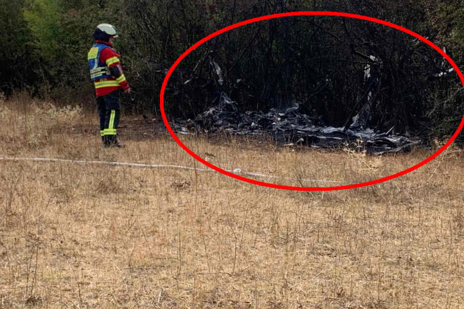 Vom Flugzeug sind nur noch verkohlte Reste übrig.