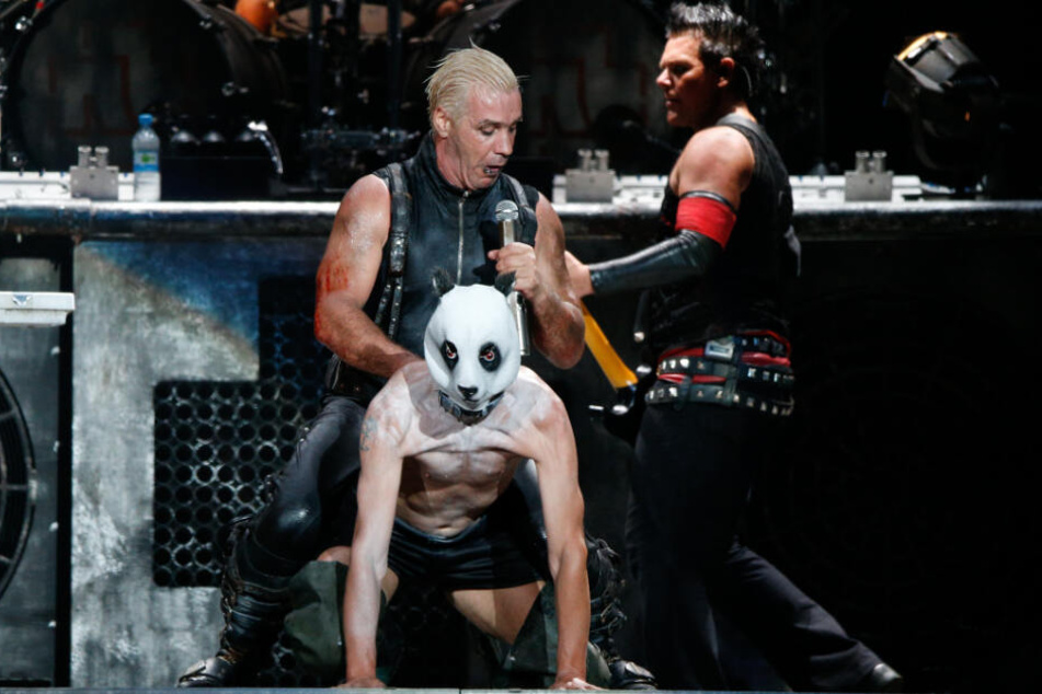 "Flake" (Mitte, mit Maske) auf der Bühne mit Rammstein.