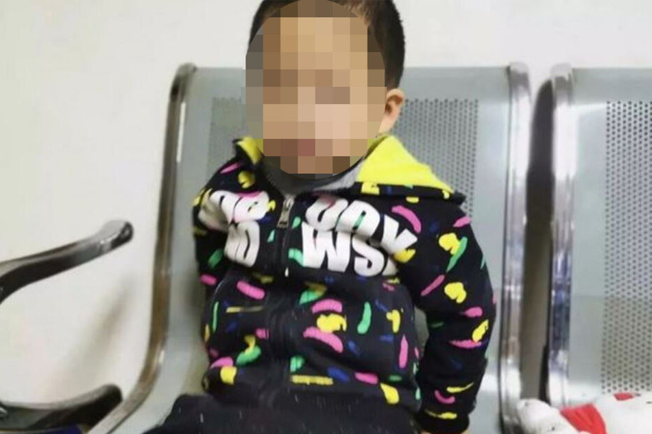 Der Kleine (6), nachdem er von der Polizei untersucht wurde.
