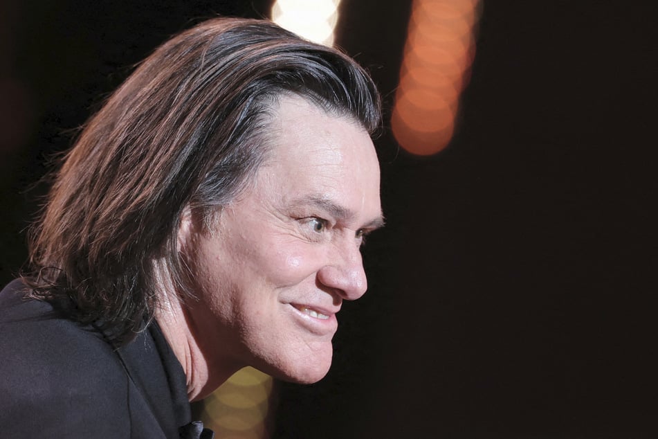 Das Gesicht des Schauspielers wirkt deutlich gestrafft.