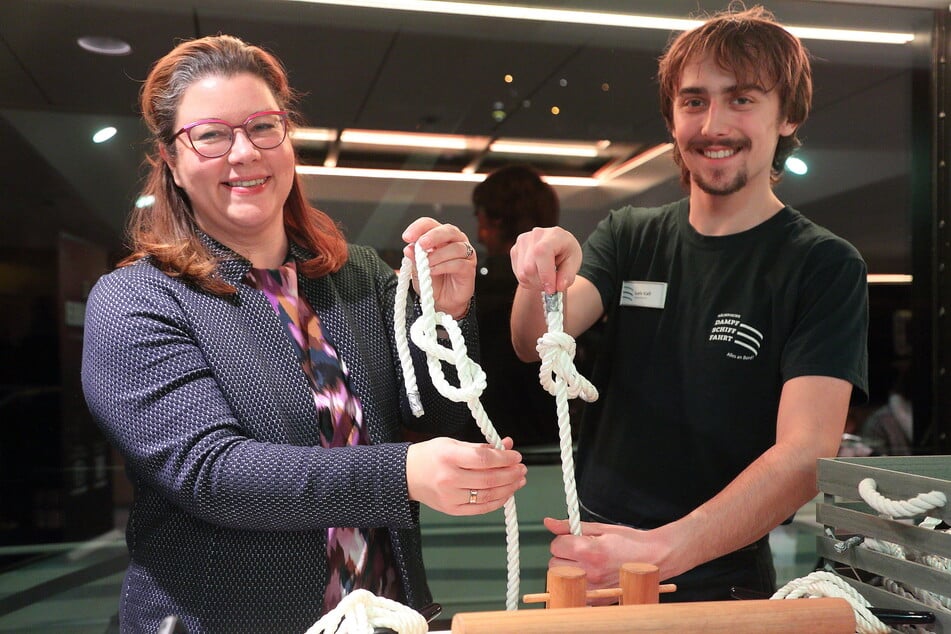 Nicht nur für Kids: Auch Flottenchefin Astrid Rockel ließ sich von Luis Gall Seemannsknoten zeigen.